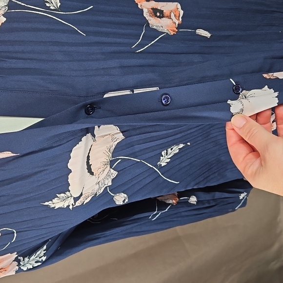 Vince navy blue Tossed Poppy 3/4 sleeve pleated blouse, size XXS - Picture 4 of 13